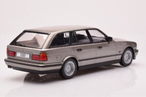 BMW 530i E34 Touring Cinzento Metalizado MCG 1:18 MCG18330 Metal - imagem 2 de 6