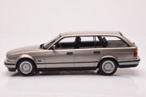 BMW 530i E34 Touring Cinzento Metalizado MCG 1:18 MCG18330 Metal - imagem 3 de 6