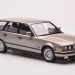 BMW 530i E34 Touring Cinzento Metalizado MCG 1:18 - image 4 of 6
