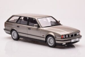 BMW 530i E34 Touring Cinzento Metalizado MCG 1:18 MCG18330 Metal - imagem 4 de 6