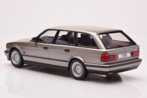 BMW 530i E34 Touring Cinzento Metalizado MCG 1:18 MCG18330 Metal - imagem 5 de 6