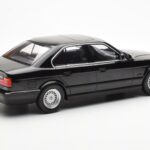 BMW 540i E34 Preto Metallic MCG 1:18 - image 2 of 6