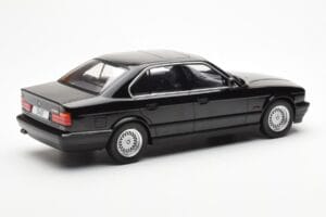 BMW 540i E34 Preto Metallic MCG 1:18 MCG18157 Metal - imagem 2 de 6