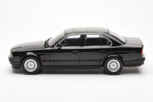 BMW 540i E34 Preto Metallic MCG 1:18 MCG18157 Metal - imagem 3 de 6