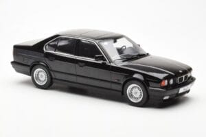 BMW 540i E34 Preto Metallic MCG 1:18 MCG18157 Metal - imagem 4 de 6