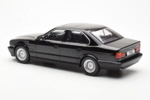BMW 540i E34 Preto Metallic MCG 1:18 MCG18157 Metal - imagem 5 de 6