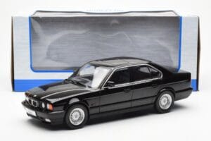 BMW 540i E34 Preto Metallic MCG 1:18 MCG18157 Metal - imagem 6 de 6