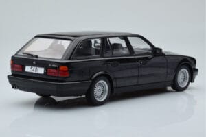 BMW 540i E34 Touring Preto Metalizado MCG 1:18 MCG18329 Metal - imagem 2 de 6