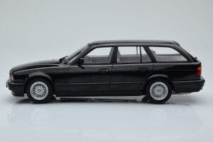 BMW 540i E34 Touring Preto Metalizado MCG 1:18 MCG18329 Metal - imagem 3 de 6