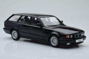 BMW 540i E34 Touring Preto Metalizado MCG 1:18 MCG18329 Metal - imagem 4 de 6