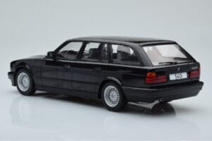 BMW 540i E34 Touring Preto Metalizado MCG 1:18 MCG18329 Metal - imagem 5 de 6