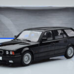 BMW 540i E34 Touring Preto Metalizado MCG 1:18 - image 6 of 6