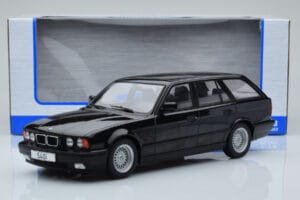 BMW 540i E34 Touring Preto Metalizado MCG 1:18 MCG18329 Metal - imagem 6 de 6