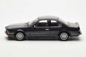 BMW 635 CSi E24 Diamant Preto Metálico AUTOart 1:18 70521 Metal - imagem 4 de 8