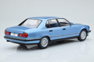 BMW 7 Series E32 730i Azul MCG 1:18 MCG18160 Metal - imagem 2 de 5