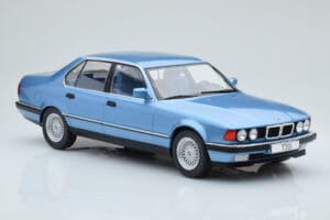 BMW 7 Series E32 730i Azul MCG 1:18 MCG18160 Metal - imagem 3 de 5