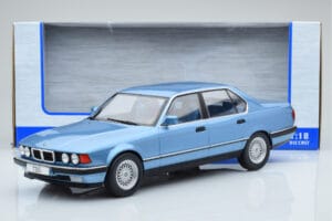 BMW 7 Series E32 730i Azul MCG 1:18 MCG18160 Metal - imagem 5 de 5