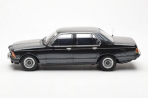 BMW 733i E23 Preto Metallic KK-Scale 1:18 KKDC180101 Metal - imagem 3 de 6