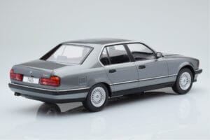 BMW 7 Series E32 740i Prata MCG 1:18 MCG18161 Metal - imagem 2 de 5