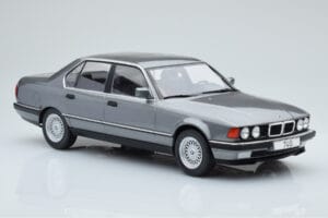 BMW 7 Series E32 740i Prata MCG 1:18 MCG18161 Metal - imagem 3 de 5