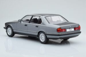 BMW 7 Series E32 740i Prata MCG 1:18 MCG18161 Metal - imagem 4 de 5
