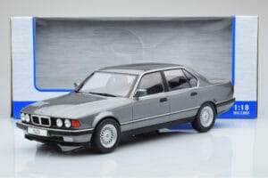 BMW 7 Series E32 740i Prata MCG 1:18 MCG18161 Metal - imagem 5 de 5