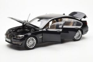 BMW 750Li F02 Facelift Carbon Preto Kyosho 1:18 08784BK Metal - imagem 2 de 8