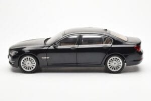 BMW 750Li F02 Facelift Carbon Preto Kyosho 1:18 08784BK Metal - imagem 4 de 8