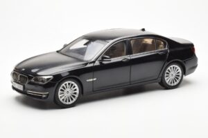 BMW 750Li F02 Facelift Carbon Preto Kyosho 1:18 08784BK