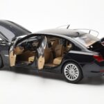 BMW 750Li F02 Facelift Carbon Preto Kyosho 1:18 - image 5 of 8