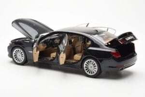 BMW 750Li F02 Facelift Carbon Preto Kyosho 1:18 08784BK Metal - imagem 5 de 8