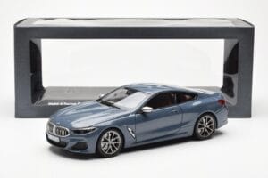 BMW 850i G15 Barcelona Blue Metallic Norev 1:18 80432450995 Metal - imagem 8 de 8