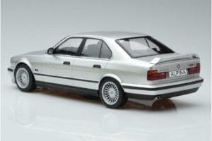 BMW Alpina B10 4.6 E34 Prata MCG 1:18 MCG18231 Metal - imagem 5 de 5