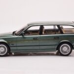 BMW Alpina B10 E34 Touring Verde Escuro MCG 1:18 - image 3 of 6