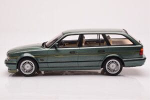 BMW Alpina B10 E34 Touring Verde Escuro MCG 1:18 MCG18331 Metal - imagem 3 de 6
