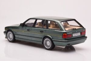 BMW Alpina B10 E34 Touring Verde Escuro MCG 1:18 MCG18331 Metal - imagem 5 de 6