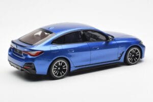 BMW i4 M50 G26 Azul Otto 1:18 OT453 Resina - imagem 2 de 6