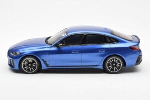 BMW i4 M50 G26 Azul Otto 1:18 OT453 Resina - imagem 3 de 6