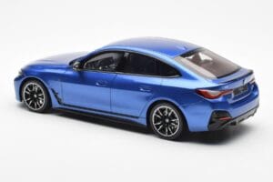 BMW i4 M50 G26 Azul Otto 1:18 OT453 Resina - imagem 5 de 6