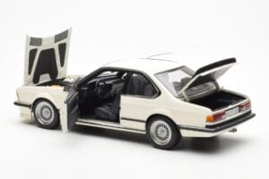 BMW M635 CSi E24 Branco Dealer Edition AUTOart 1:18 80430145829 Metal - imagem 5 de 8