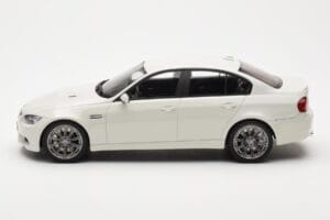 BMW M3 E90 Berlina Branco GT Spirit 1:18 GT053 Resina - imagem 3 de 6