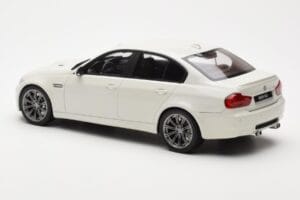 BMW M3 E90 Berlina Branco GT Spirit 1:18 GT053 Resina - imagem 5 de 6