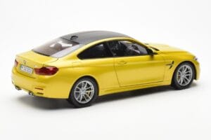 BMW M4 F82 Austin Amarelo Metallic Paragon 1:18 80432339606 Metal - imagem 3 de 8