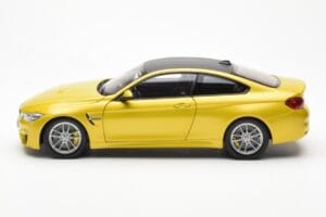BMW M4 F82 Austin Amarelo Metallic Paragon 1:18 80432339606 Metal - imagem 4 de 8