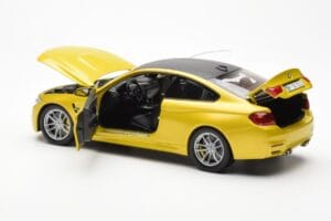 BMW M4 F82 Austin Amarelo Metallic Paragon 1:18 80432339606 Metal - imagem 5 de 8