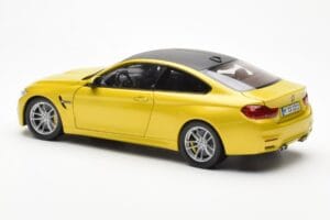 BMW M4 F82 Austin Amarelo Metallic Paragon 1:18 80432339606 Metal - imagem 7 de 8