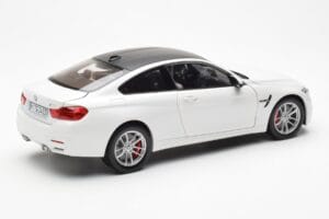 BMW M4 F82 Frozen Brilliant Branco Paragon 1:18 PA-97101 Metal - imagem 3 de 8