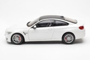 BMW M4 F82 Frozen Brilliant Branco Paragon 1:18 PA-97101 Metal - imagem 4 de 8