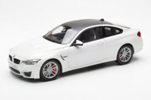 BMW M4 F82 Frozen Brilliant Branco Paragon 1:18 PA-97101