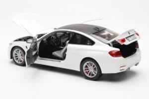 BMW M4 F82 Frozen Brilliant Branco Paragon 1:18 PA-97101 Metal - imagem 5 de 8